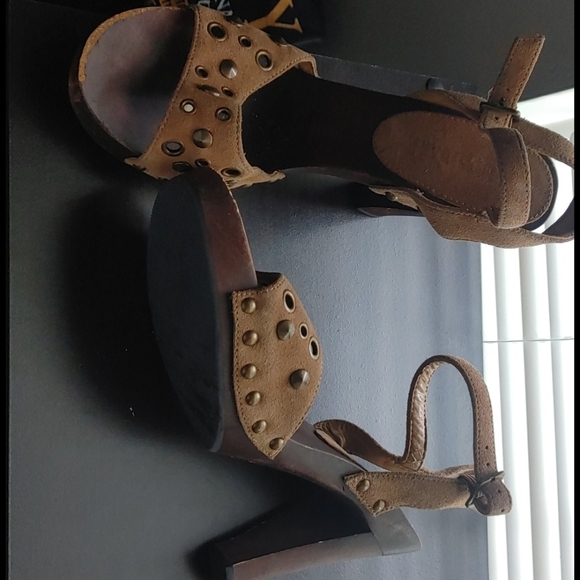 Heels - Picture 3 of 4